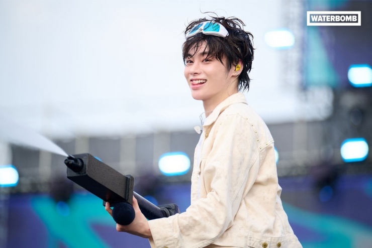 Nhóm nhạc Hàn Quốc nhận nhiều sự cổ vũ từ khán giả nhờ sự dẫn dắt và kết nối của idol người Việt Nam Hanbin (Ngô Ngọc Hưng).