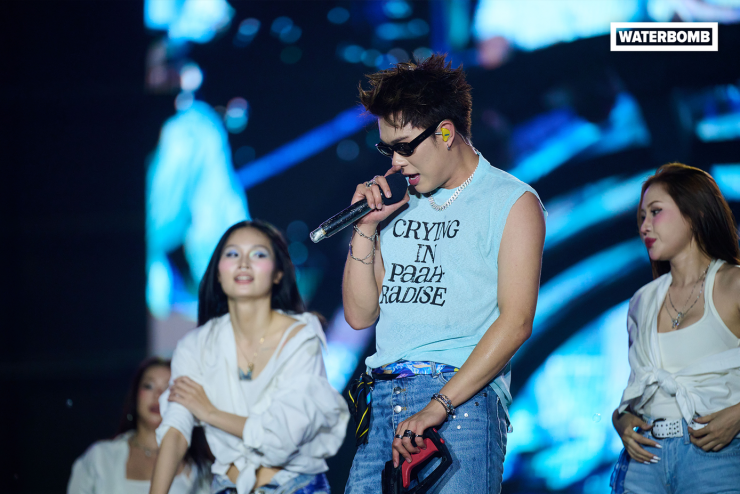 Dương Domic được giao nhiệm vụ tiếp nối Tlinh điều phối chương trình. Anh gây chú ý khi ban đầu mặc áo choàng tắm lòe loẹt, sau đó lột áo ngay trên sân khấu, trở lại hình ảnh phong độ thường thấy. Dương Domic cũng có màn cởi áo giống Hieuthuhai, nhưng lại viral theo hướng gây cười. Khán giả nói nam ca sĩ "dám chơi nhưng không dám chịu", muốn hòa theo nhịp của Waterbomb nhưng chỉ dám cởi áo khi đã vào đến cánh gà sân khấu.