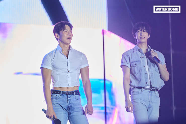 Shownu (trái) và Shownu - Hyungwon của Monsta X diện phong cách crop-top độc lạ, chủ đích khoe hình thể và phần vũ đạo hấp dẫn. Màn trình diễn của hai ngôi sao Hàn Quốc cũng nhận được sự ủng hộ nhiệt tình của người xem.