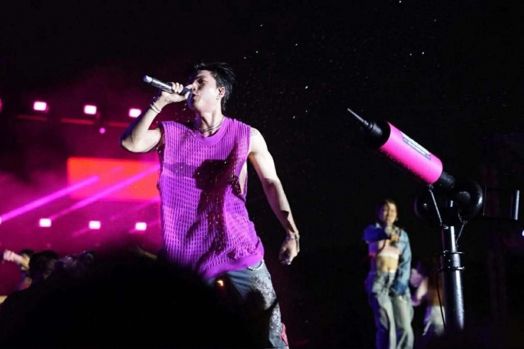 Tiền Phong ghi nhận toàn bộ sân khấu Waterbomb bùng nổ, khán giả đồng loạt gọi tên Hieuthuhai khi nam rapper xuất hiện. Nam ca sĩ biểu diễn các ca khúc quen thuộc như No love no life, Hẹn gặp em dưới ánh trăng, Walk... Cả khán đài gần như hòa giọng cùng Hieuthuhai ở ca khúc Ngủ một mình. Đây cũng là tiết mục được tương tác nhiều nhất đêm nhạc dài 10 tiếng.