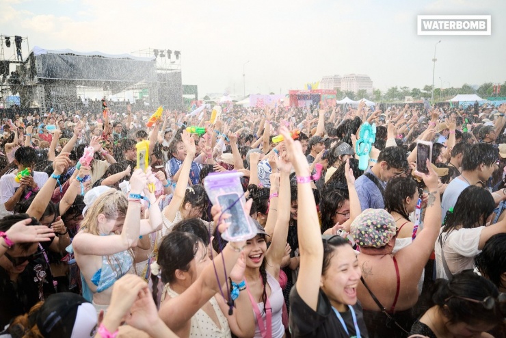 Hàng nghìn người đứng suốt 10 tiếng chờ Bi Rain ở TPHCM - 24