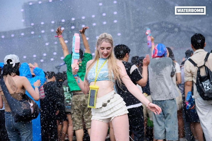 Hàng nghìn người đứng suốt 10 tiếng chờ Bi Rain ở TPHCM - 26