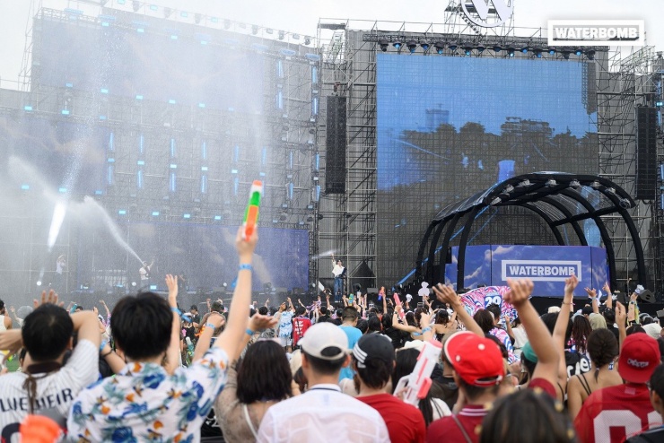 Toàn cảnh buổi nhạc nước dài 10 tiếng tại TPHCM. Người xem đứng dưới nước 10 tiếng liên tục để có cơ hội tương tác cùng nghệ sĩ.