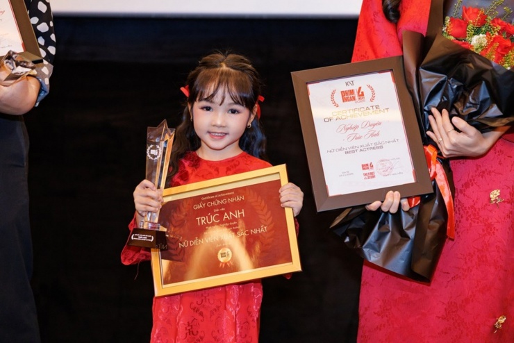 Nữ diễn viên xuất sắc nhất: Trúc Anh (phim "Nghiệp duyên"). 