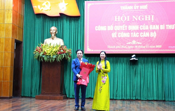 Bà Bùi Thị Quỳnh Vân, Phó trưởng Ban Tổ chức Trung ương, trao quyết định điều động, bổ nhiệm cho ông Nguyễn Khắc Toàn. Ảnh: A.D