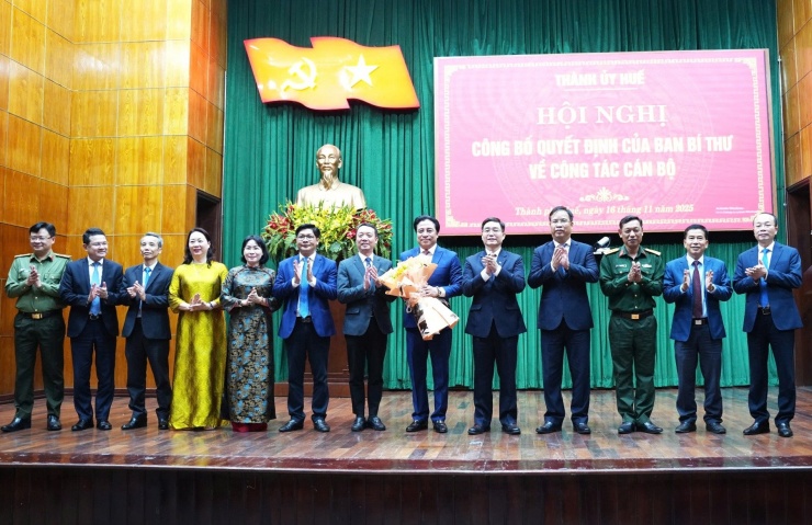 Ông Toàn nhận hoa chúc mừng. Ảnh: A.D