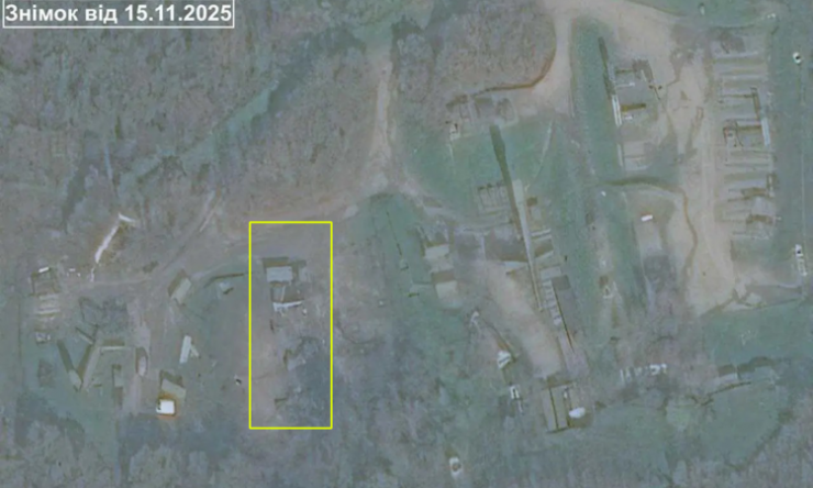 Khu vực đặt bệ phóng S-400 tại căn cứ Nga trong ảnh vệ tinh chụp hôm 11/11 (khoanh đỏ) và dấu vết hư hại hôm 15/11 (khoanh vàng). Ảnh: Kyiv Independent