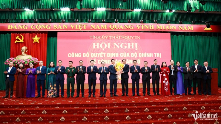 Bí thư Tỉnh uỷ Trịnh Xuân Trường cùng Ban Thường vụ Tỉnh ủy Thái Nguyên tặng hoa chúc mừng ông Vương Quốc Tuấn