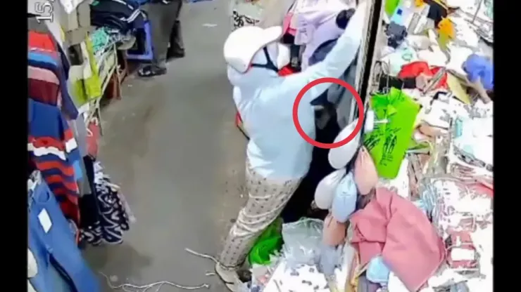 Người phụ nữ áp sát, móc trộm ví tiền bị camera ghi lại.