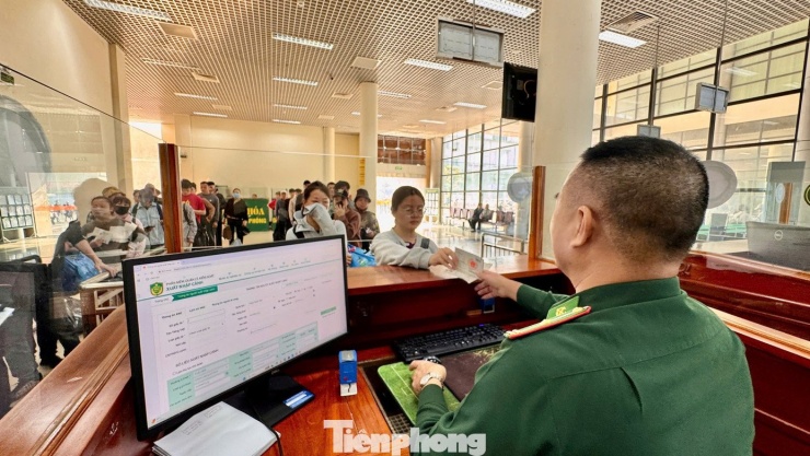Lượng người xuất nhập cảnh qua cửa khẩu Móng Cái tăng đột biến nhiều ngày nay.