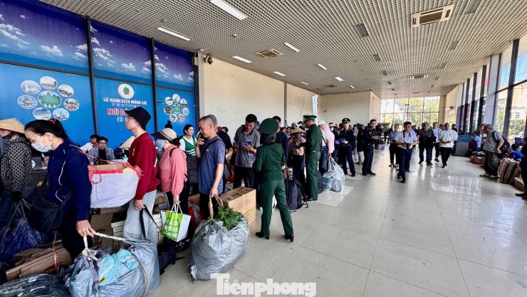 Với số lượng người xuất nhập cảnh tăng đột biến, lực lượng chức năng tại cửa khẩu Móng Cái phải điều động thêm cán bộ để hỗ trợ.