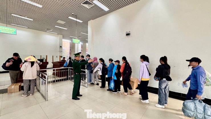 Mặc dù số lượng người xuất nhập cảnh rất đông nhưng không xảy ra tình trạng chen lấn, xô đẩy.