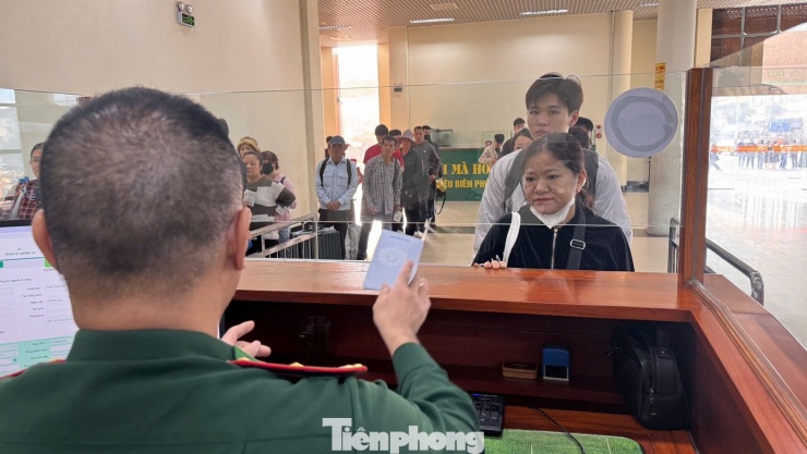 Cư dân, du khách được hướng dẫn làm thủ tục nhanh chóng.