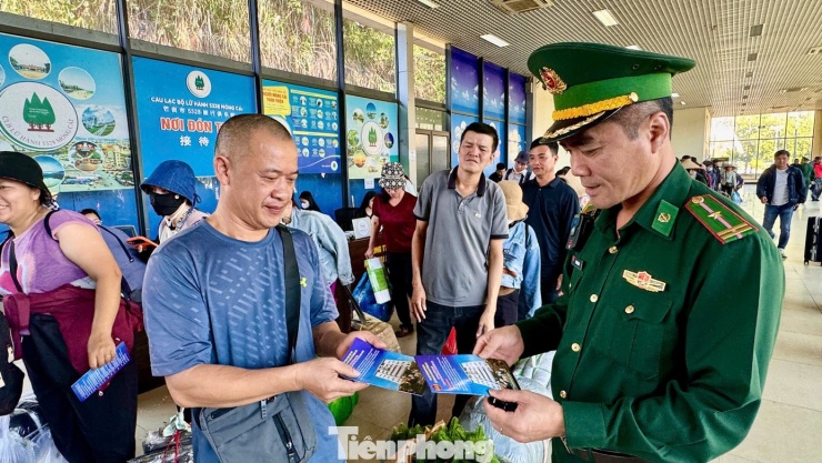 Cán bộ Biên phòng tuyên truyền cho cư dân biên giới thực hiện nghiêm chỉnh quy định pháp luật.