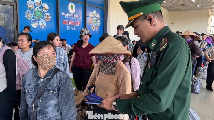 Tất cả mọi cư dân biên giới đều được phát tờ rơi tuyên truyền và hướng dẫn chấp hành pháp luật nghiêm chỉnh.