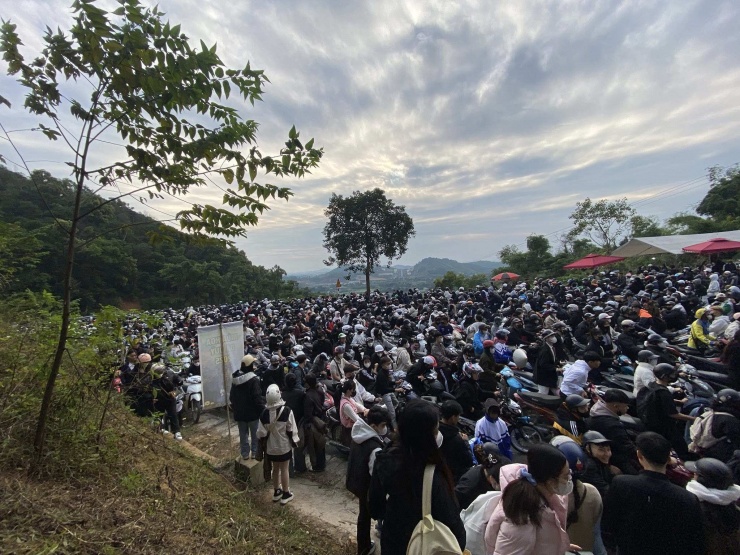 Đường vào Vườn Quốc gia Ba Vì kẹt cứng người và phương tiện, sáng 16/11. Ảnh: Dương Thị Minh Nguyệt