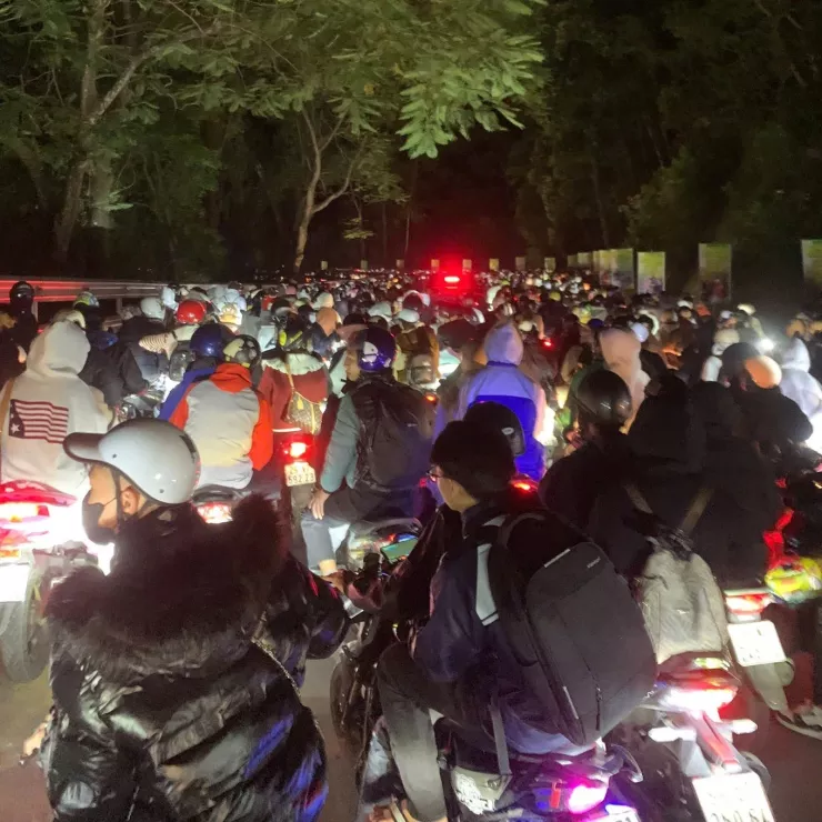 Tắc nghẽn trước cổng soát vé ở Vườn quốc gia Ba Vì. Ảnh:&nbsp;Hải Yến