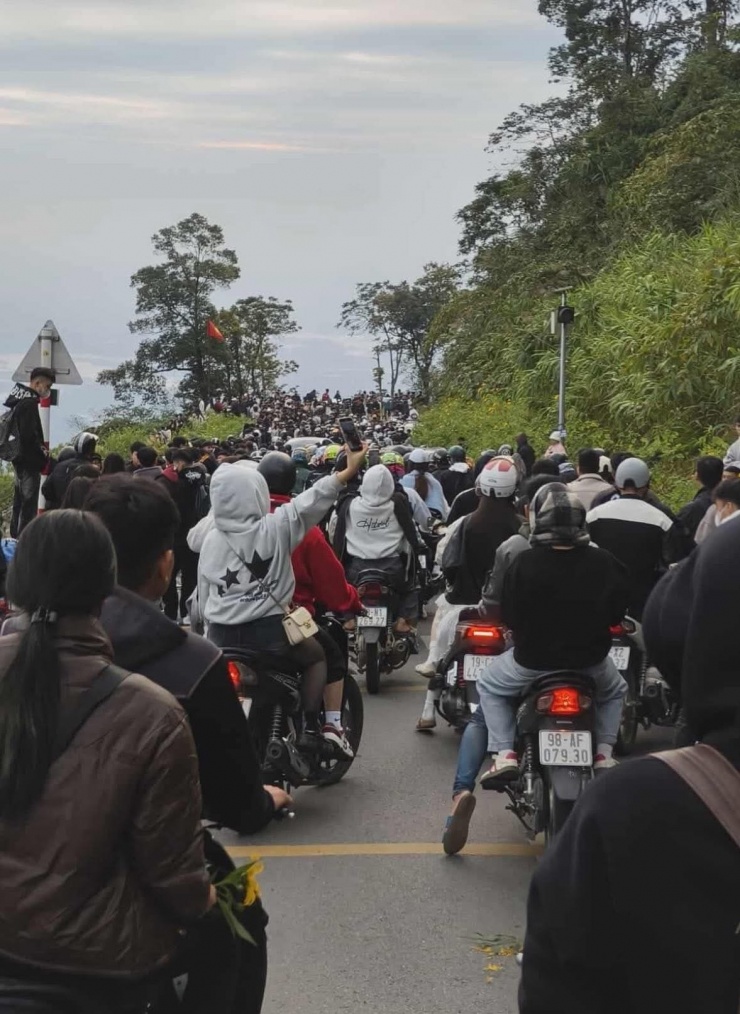 Nhiều người nhích từng chút trên đường dẫn vào Vườn Quốc gia Ba Vì sáng 16/11. Ảnh: NVCC