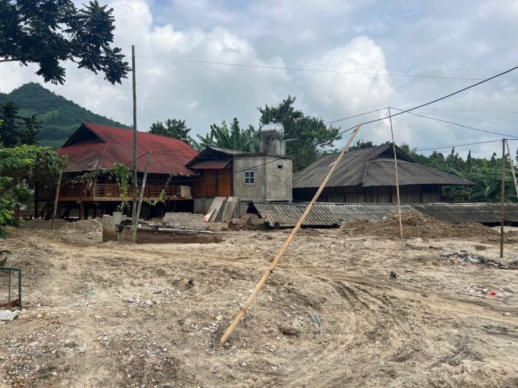 Nhiều ngôi nhà sàn biến thành nhà trệt do bị vùi lấp trong lớp cát vàng.