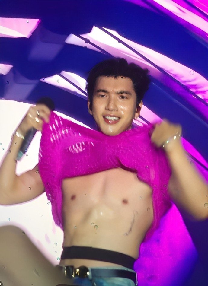 Hieuthuhai và màn vén áo khoe bụng tối 15/11.