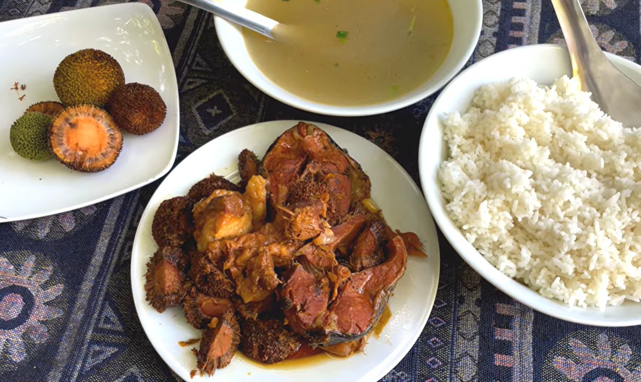 Dalton trải nghiệm món đặc sản cá kho gáo ở Ninh Bình