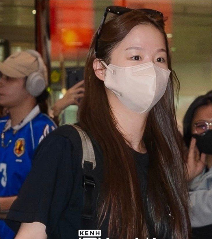 Hai giọng ca chính của EXID là Solji và Hyelin cũng tối giản phong cách, để mặt mộc trong chuyến bay từ Hàn Quốc sang Việt Nam. Khán giả chờ màn trình diễn bùng nổ của EXID tại lễ hội âm nhạc ngày cuối tuần tại TPHCM.