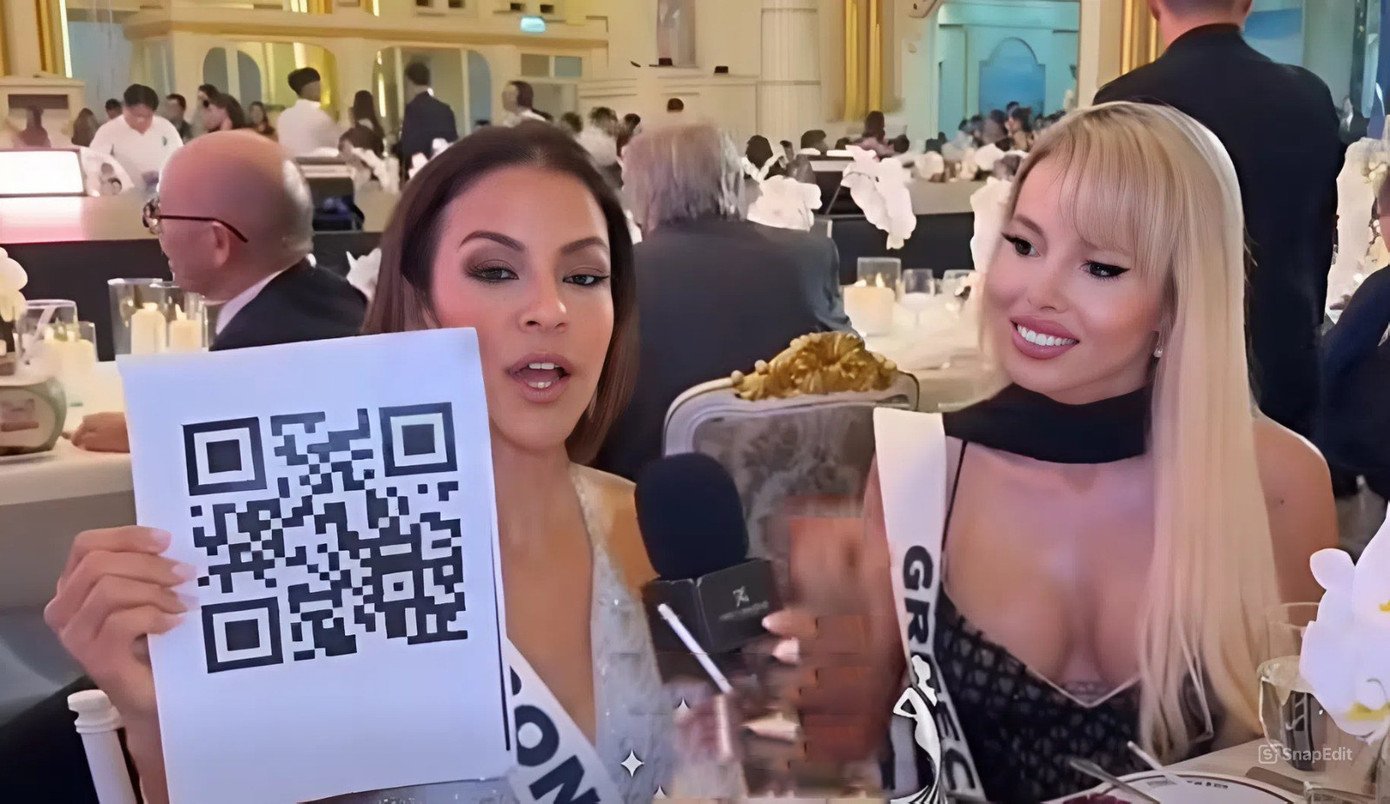 Ông Nawat và các thí sinh kêu gọi khán giả mua vé giảm giá.