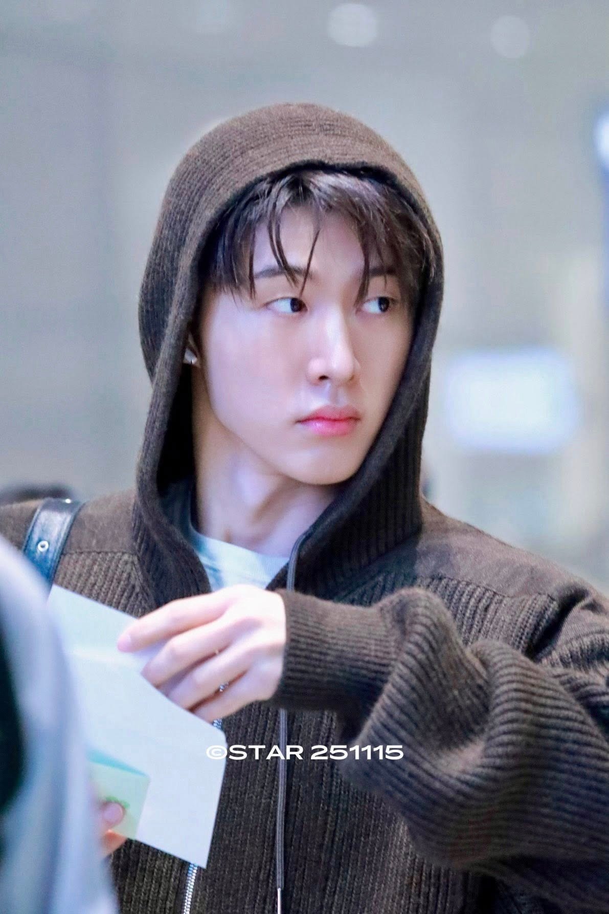 Khán giả Hàn Quốc chụp lại khoảnh khắc B.I mặc kín bưng tại sân bay quốc tế Incheon trước khi sang Việt Nam.