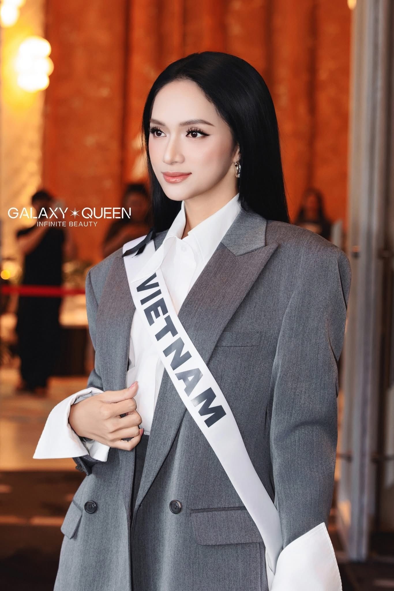 Bên cạnh những thiết kế mềm mại, nữ tính, Hương Giang còn có những set suit mang phong cách menswear mạnh mẽ, nhưng vẫn khoe được nét đẹp quyến rũ.