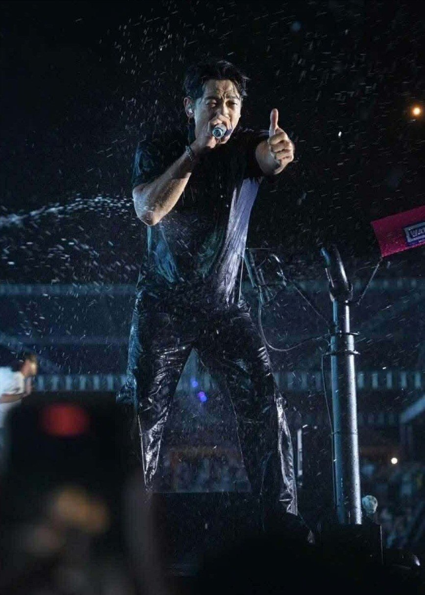 Bi Rain cũng không kém cạnh khi đảm nhận nghệ sĩ kết show Waterbomb 2025. Khán giả phải chờ đến 10 tiếng để được gặp Bi Rain trình diễn 30 phút. Anh không khiến người xem thất vọng khi mang đến loạt vũ đạo bắt mắt.