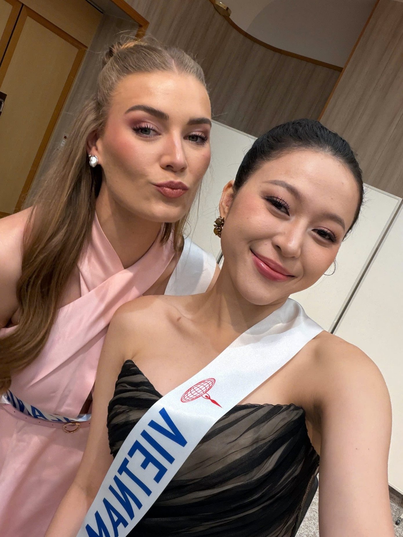 Hành trình dự thi Miss International 2025 của Hoa hậu Kiều Duy dự kiến kéo dài hơn 2 tuần, từ ngày 12/11 đến 27/11. Ngoài các phần thi quan trọng như tài năng, phỏng vấn, trình diễn bikini và trang phục dân tộc, đại diện Việt Nam sẽ cùng các thí sinh di chuyển giữa nhiều thành phố, tham gia hoạt động từ thiện đồng thời gặp gỡ và giao lưu văn hóa. Đêm chung kết cuộc thi Miss International 2025 diễn ra vào ngày 27/11.