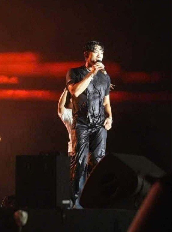 Bi Rain cũng không kém cạnh khi đảm nhận nghệ sĩ kết show Waterbomb 2025. Khán giả phải chờ đến 10 tiếng để được gặp Bi Rain trình diễn 30 phút. Anh không khiến người xem thất vọng khi mang đến loạt vũ đạo bắt mắt.