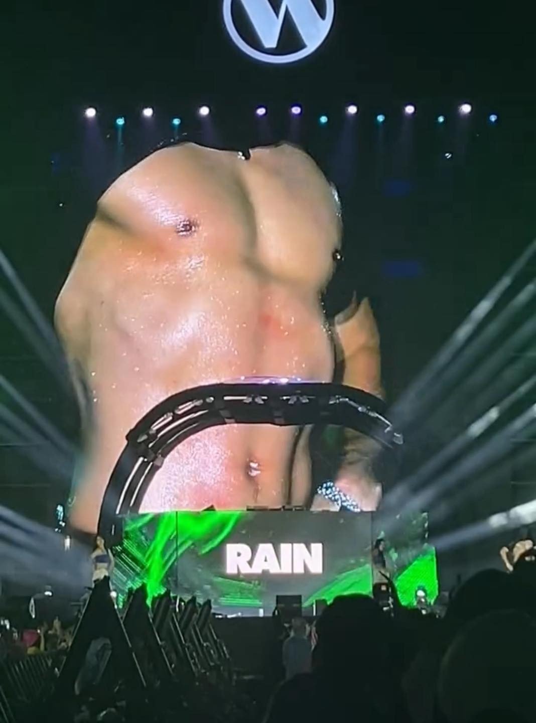 Không để khán giả chờ lâu, Bi Rain nhanh chóng vén áo khoe cơ bụng, tiếp tục phần trình diễn âm nhạc, vũ đạo kết hợp khoe hình thể. Những phần xé áo và khoe cơ bắp của Bi Rain được khán giả gọi là "đặc sản của Waterbomb". Ngôi sao Hàn Quốc từng gây bão với hình ảnh tương tự tại \Waterbomb Sokcho vào tháng 8/2024.