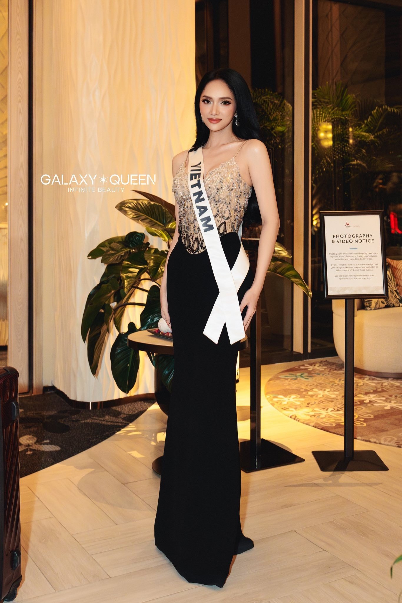 Hoa hậu Hương Giang tại buổi Gala Dinner của ngày thứ 13, trong khuôn khổ Miss Universe 2025. Người đẹp luôn biết cách biến hóa diện mạo với nhiều kiểu tóc.