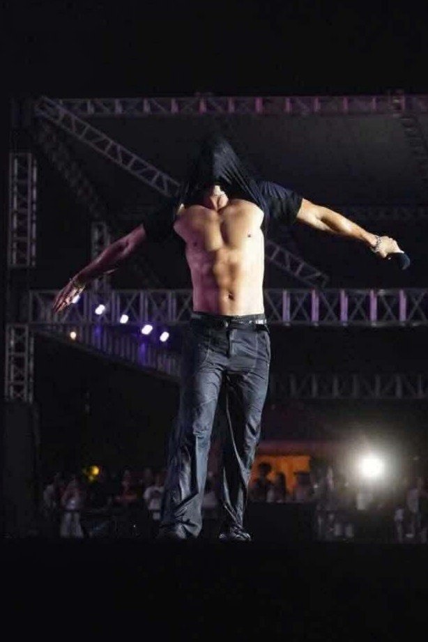 Không để khán giả chờ lâu, Bi Rain nhanh chóng vén áo khoe cơ bụng, tiếp tục phần trình diễn âm nhạc, vũ đạo kết hợp khoe hình thể. Những phần xé áo và khoe cơ bắp của Bi Rain được khán giả gọi là "đặc sản của Waterbomb". Ngôi sao Hàn Quốc từng gây bão với hình ảnh tương tự tại \Waterbomb Sokcho vào tháng 8/2024.