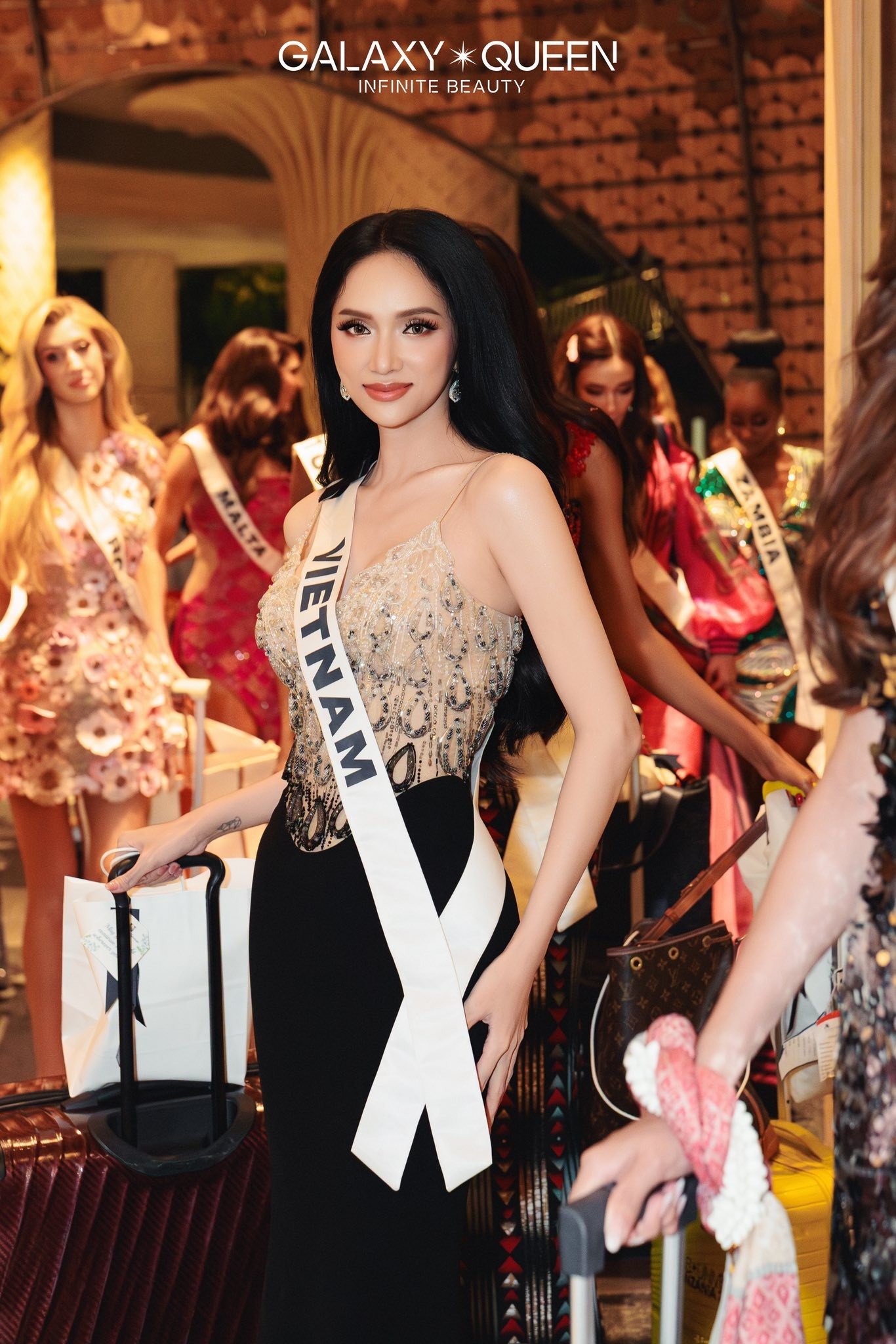 Hoa hậu Hương Giang tại buổi Gala Dinner của ngày thứ 13, trong khuôn khổ Miss Universe 2025. Người đẹp luôn biết cách biến hóa diện mạo với nhiều kiểu tóc.