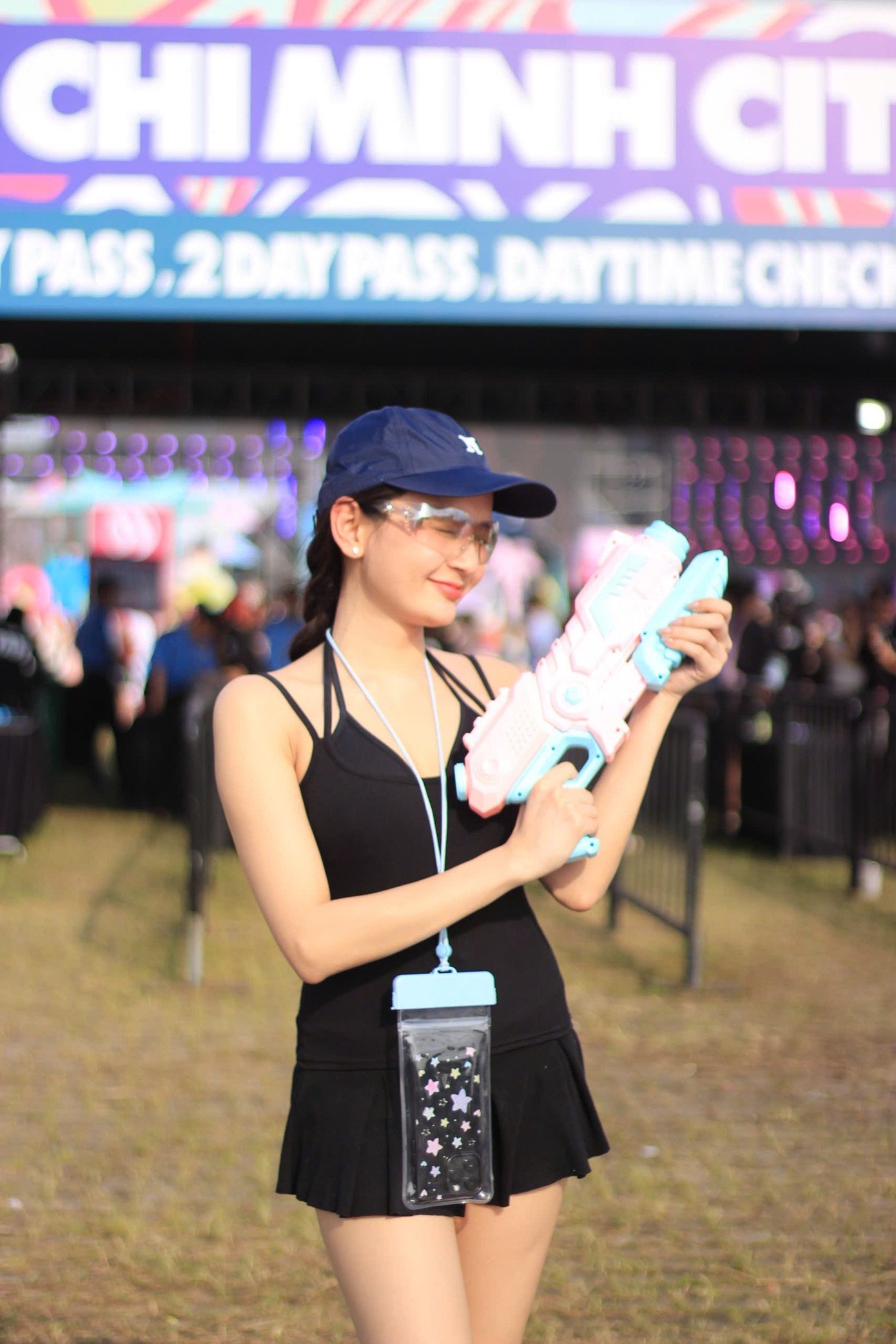 Chiều 16/11, Waterbomb day 2 tiếp tục diễn ra ở khu Vạn Phúc City. Dàn nghệ sĩ Hàn Quốc gồm Jay Park, Hwasa, B.I, EXID... đã có mặt tại Việt Nam, chuẩn bị cho màn bắn pháo nước, khoe vũ đạo gợi cảm chiều 16/11.