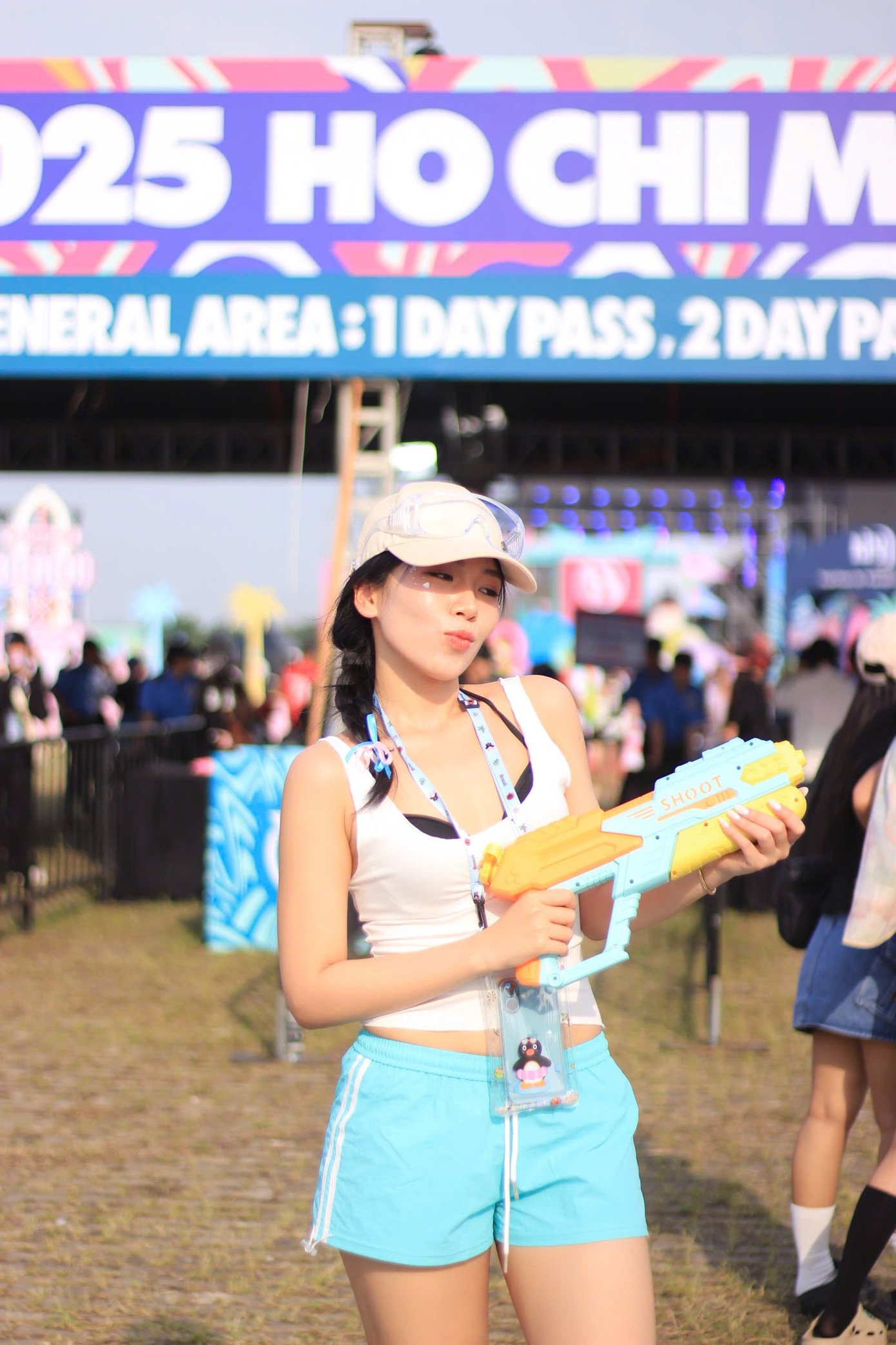 Chiều 16/11, Waterbomb day 2 tiếp tục diễn ra ở khu Vạn Phúc City. Dàn nghệ sĩ Hàn Quốc gồm Jay Park, Hwasa, B.I, EXID... đã có mặt tại Việt Nam, chuẩn bị cho màn bắn pháo nước, khoe vũ đạo gợi cảm chiều 16/11.