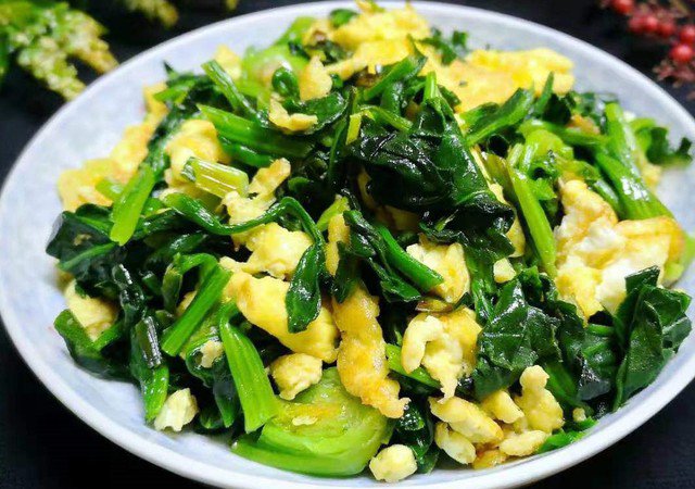 Rau chân vịt xào trứng làm đơn giản lại bổ dưỡng.