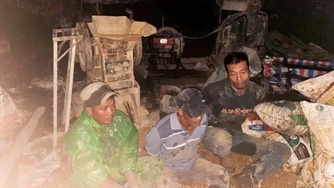 Các đối tượng trong đường dây khai thác vàng trái phép bị công an bắt giữ. Ảnh: CTV