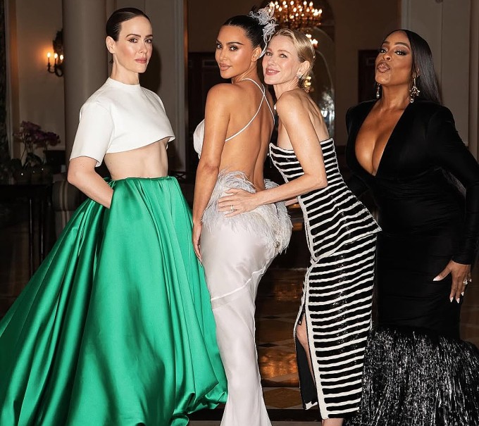 Kim Kardashian cũng gây ấn tượng với đầm hở lưng tại buổi ra mắt phim truyền hình 'All’s Fair' ở Rio de Janeiro, Brazil hôm 10/11. Ngôi sao tỷ phú 45 tuổi tạo dáng cùng các bạn diễn Sarah Paulson, Naomi Watts và Niecy Nash.