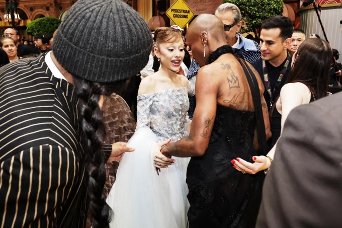Ariana Grande được bạn diễn Cynthia Erivo và mọi người hỏi thăm sau khi fan cuồng lao lên thảm đỏ ôm cô tại lễ ra mắt phim 'Wicked: For Good' ở Singapore ngày 13/11. Cynthia, 38 tuổi, được người hâm mộ khen ngợi vì phản ứng nhanh nhạy, chạy đến tách fan nam ra khỏi Ariana trước cả khi đội an ninh kịp phản ứng.