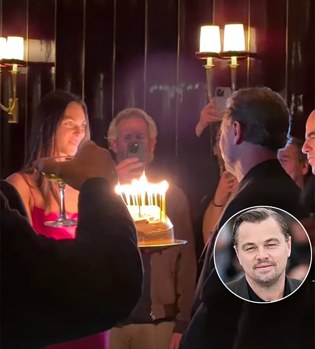 Hôm 11/11, Leonardo DiCaprio cũng đón sinh nhật ấm cúng bên những người bạn thân. Trong video con gái đạo diễn Martin Scorsese đăng tải, tài tử 51 tuổi mỉm cười hạnh phúc khi bạn gái, siêu mẫu Vittoria Ceretti, tặng chiếc bánh sinh nhật và mọi người hát vang chúc mừng anh.