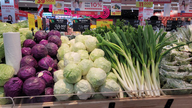 Bên cạnh việc thay đổi món ăn, nhiều người dân còn đổi hẳn nơi mua rau để tránh tình trạng mỗi ngày một giá.