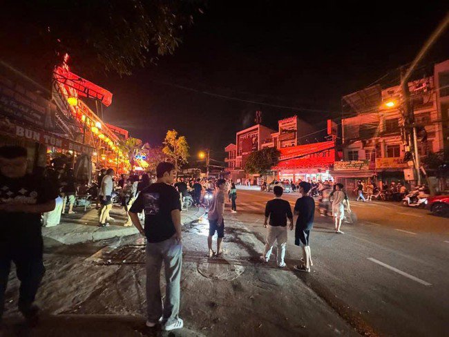 Rất đông người dân tụ tập theo dõi.