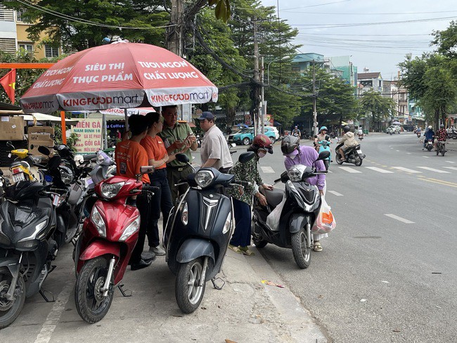 Sáng 16-11, lực lượng công an đến hiện trường trích xuất camera.