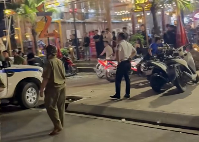 Công an phường Tăng Nhơn Phú đến hiện trường đưa một số người về trụ sở.