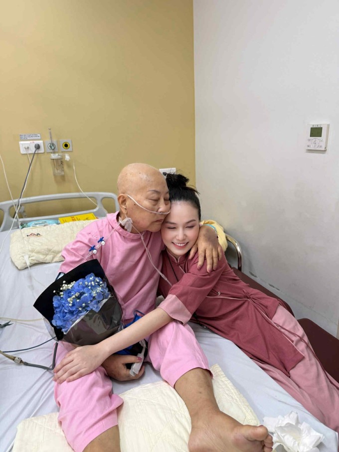 Tuấn Hưng chia sẻ hình ảnh vợ chăm sóc mẹ bên giường bệnh hồi tháng 10, khi anh có lịch công tác.