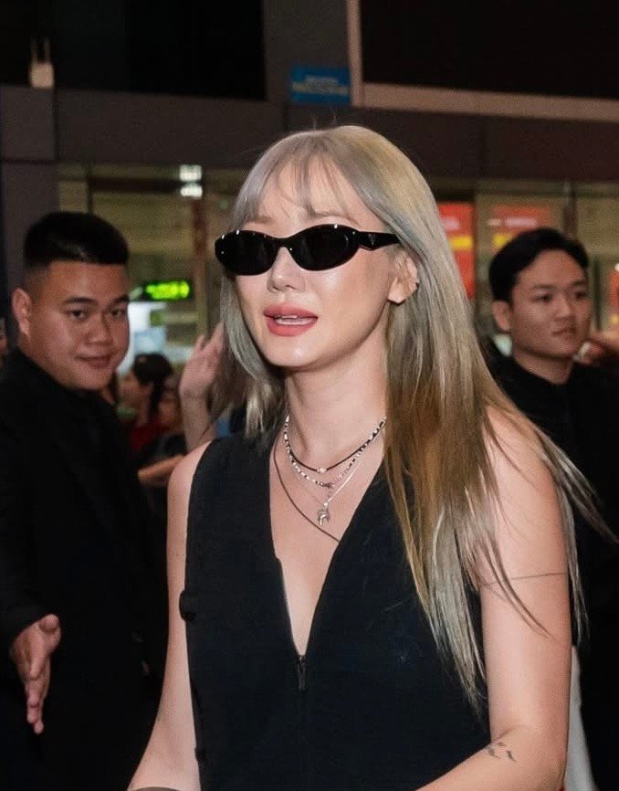 Rapper LE của EXID xuất hiện nổi bật với mái tóc bạch kim, phong cách hầm hố và chỉn chu khi vừa đáp sân bay Tân Sơn Nhất.