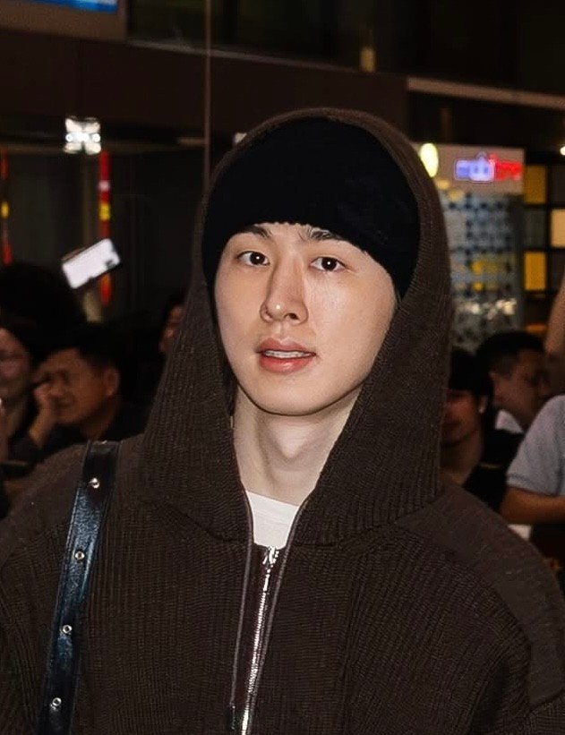 B.I (Kim Han Bin) giữ phong cách thời trang lạnh lùng tại sân bay. Cựu trưởng nhóm iKON được khán giả săn đón, cập nhật hình ảnh trên fanpage FC B.I Vietnam.